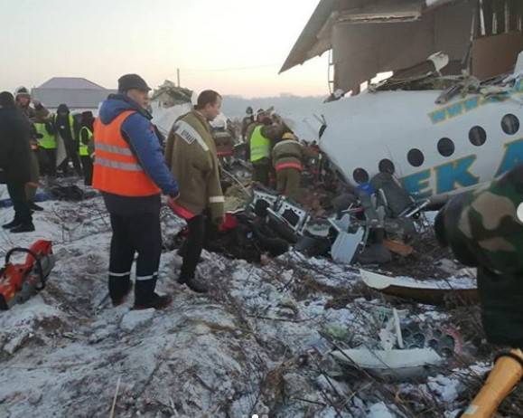В Алма-Ате в районе жилого сектора потерпел крушение пассажирский самолёт