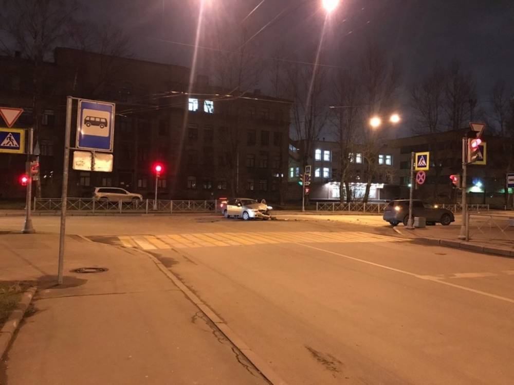 На перекрестке Таллинской и Стахановцев не разъехались две иномарки