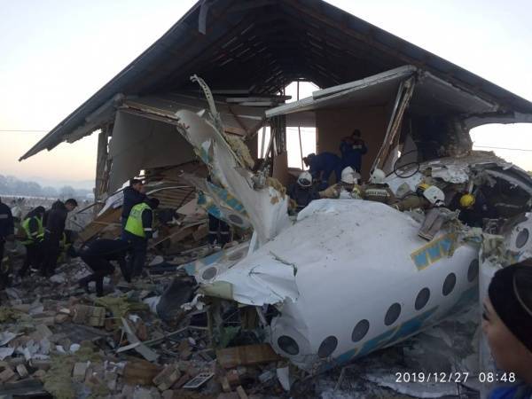 Число жертв авиакатастрофы в Алма-Ате выросло до 14