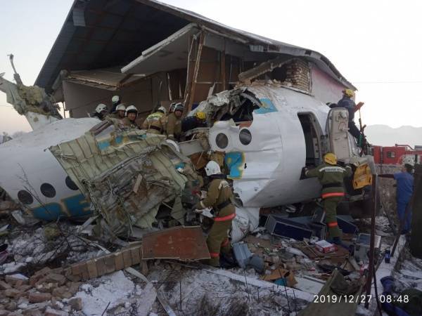 Крушение самолета Fokker-100 в Алма-Ате: Не менее 14 человек из ста погибли