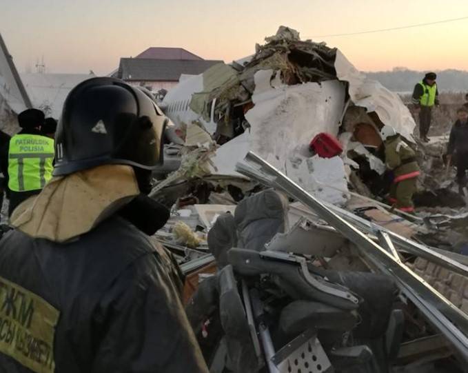 Власти Казахстана: Жертвами крушения самолета в Алма-Ате стали 14 человек