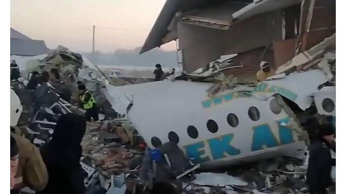 Число погибших в авиакатастрофе в Казахстане опять увеличилось