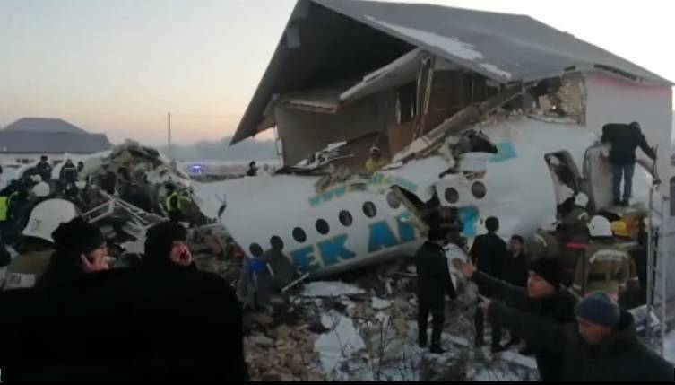 Появилось видео с обломками потерпевшего крушение самолета в Казахстане