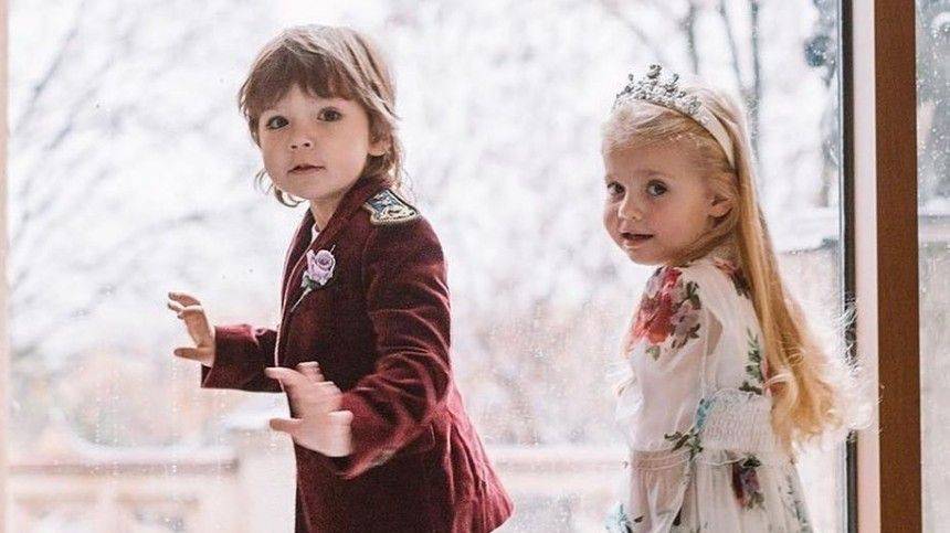 «Счастливая мамочка!» в сеть попало фото Пугачевой с грудничками Лизой и Гарри
