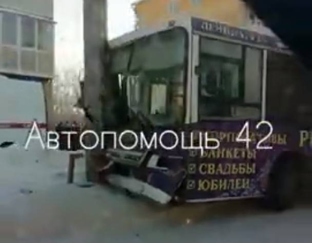 В кузбасском городе пассажирский автобус протаранил столб