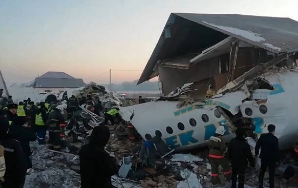 В Казахстане самолет с 93 пассажирами при взлете врезался в здание. Погибли 15 человек