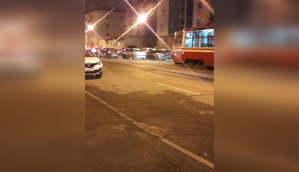 Трамваи встали на Трефолева из-за столкнувшихся на рельсах легковушек