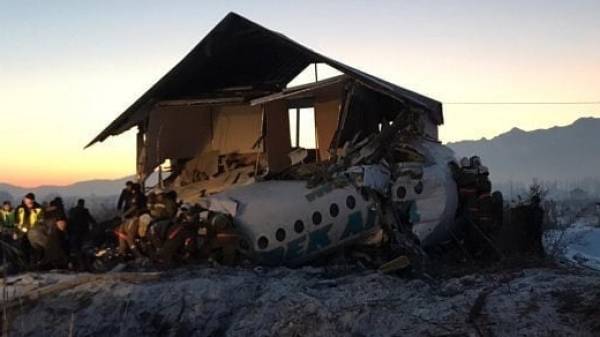 Потерпевший крушение в Казахстане самолет врезался в пустой дом, сообщили СМИ
