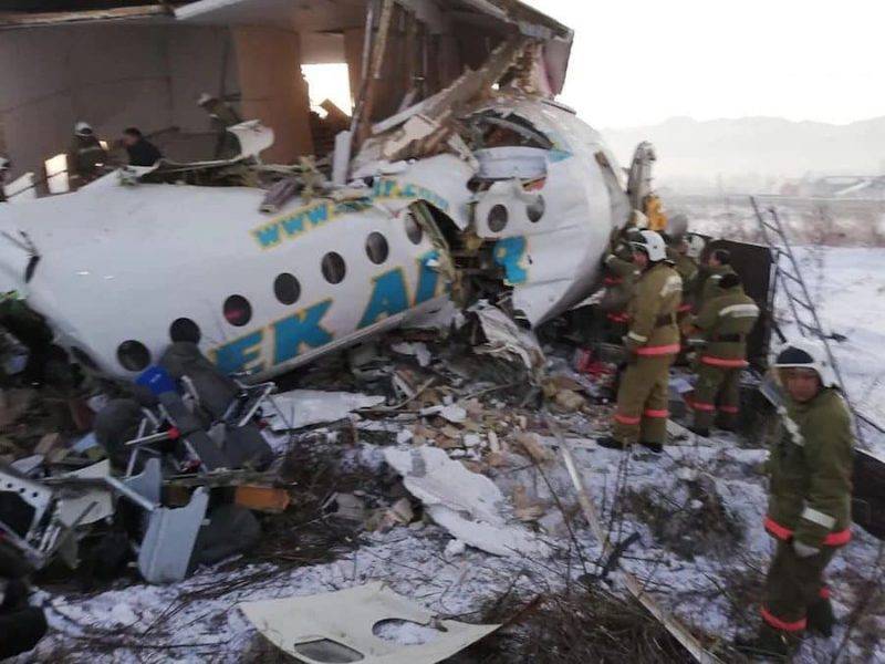 В Казахстане упал самолет авиакомпаниии Bek Air. На борту было 96 человек