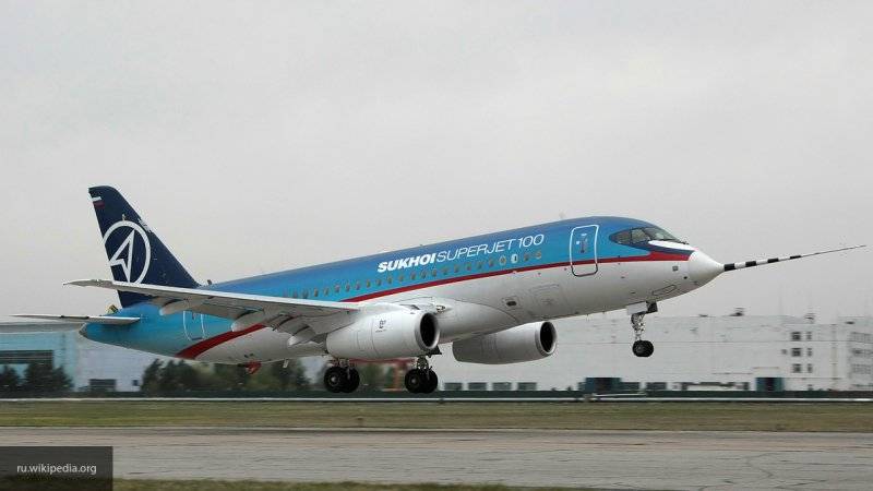 Самолет SSJ-100 выкатился на грунт в аэропорту Шереметьево