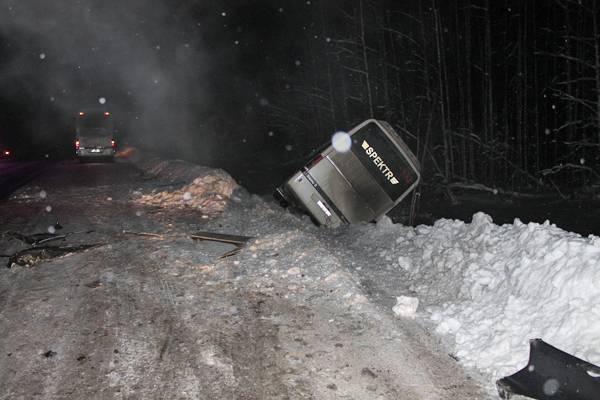 На Среднем Урале пассажирский автобус превратил легковушку в груду металлолома: ее водитель погиб