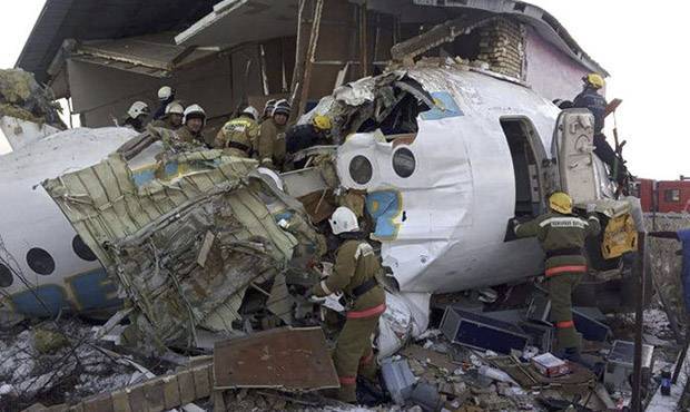 В Казахстане потерпел крушение пассажирский самолет компании Bek Air. Погибли минимум 15 человек