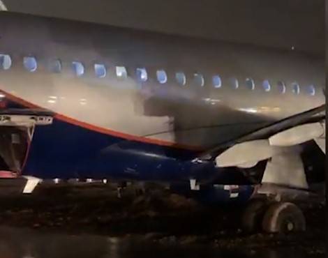 СМИ сообщили о причинах выкатывания самолета на грунт в Шереметьево