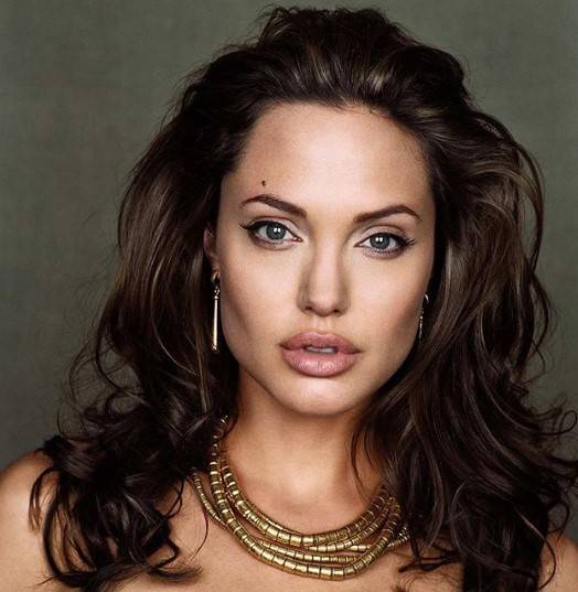 Анджелина Джоли рассказала о своих комплексах