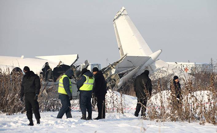 Авиакатастрофа в Казахстане: самолет компании «Бек Эйр» с сотней пассажиров на борту упал возле аэропорта Алма-Аты (CNN, США)