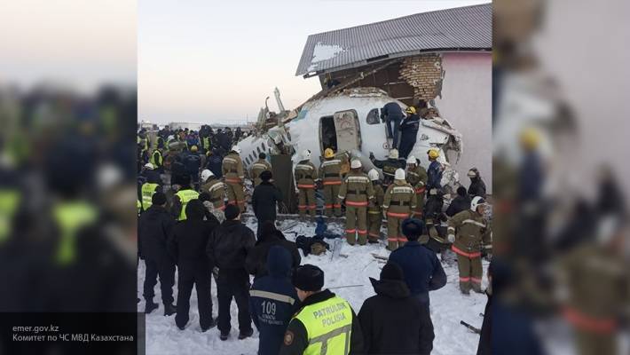 Всем выжившим при крушении самолета в Казахстане пассажирам оказана медицинская помощь