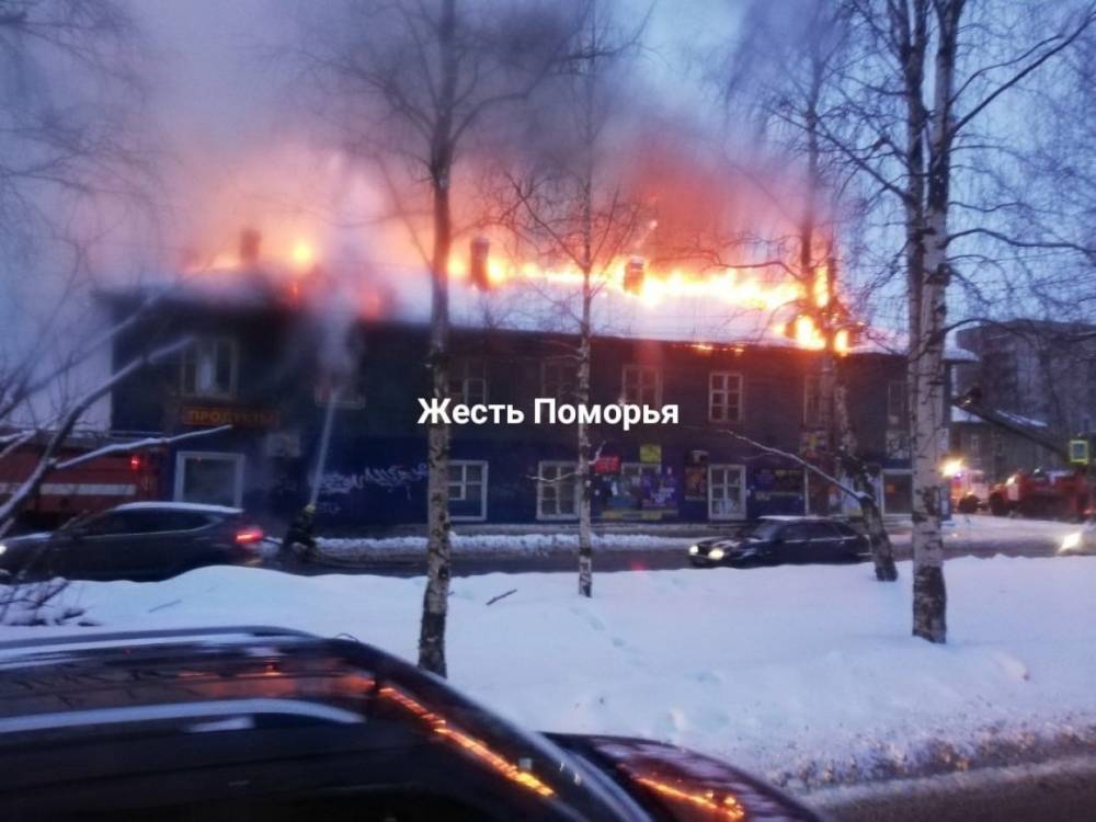 На Гагарина загорелся чердак заброшки, бывшего магазина «девяностик»