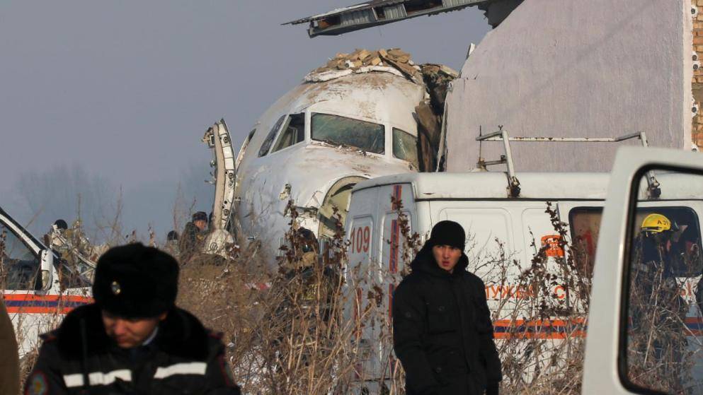 Пассажирский самолет при взлете врезался в дом: погибло по меньшей мере 15 человек