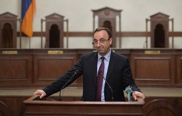 Товмасяна обвинили: главу Конституционного суда Армении допрашивают