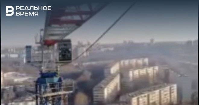 Казанские рабочие используют стрелу башенного крана как огромную селфи-палку