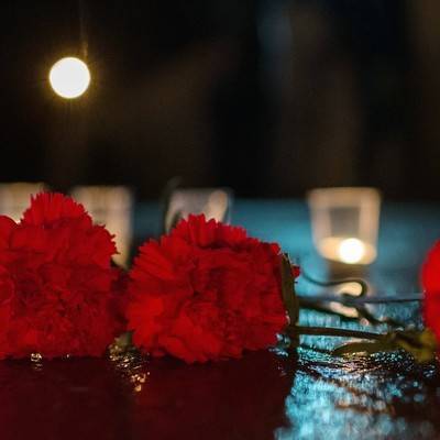 Поклонники несут цветы к "Современнику" в память о Волчек