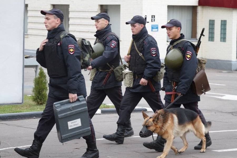 Суды и более 10 школ и детских садов в Москве получили сообщения о "минировании"