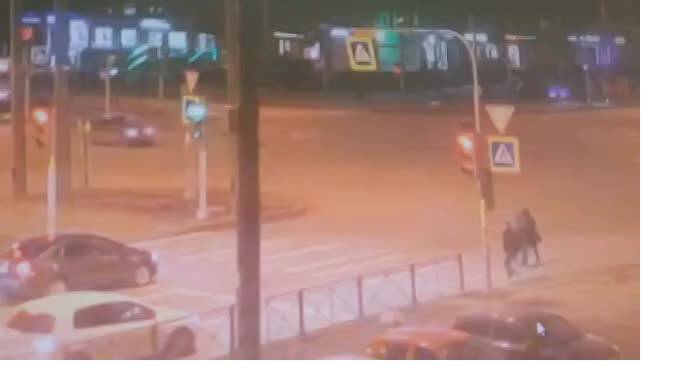 Видео: в Петербурге с рельс сошел трамвай