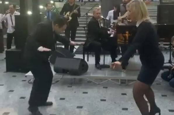 «Красотка!»: Марию Захарову похвалили за энергичный танец на корпоративе