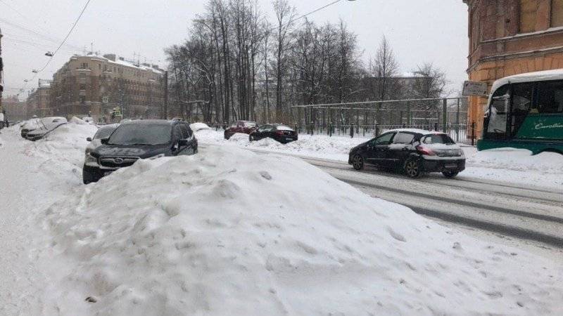 Житель Нижнего Новгорода продает снег по пять рублей за стакан