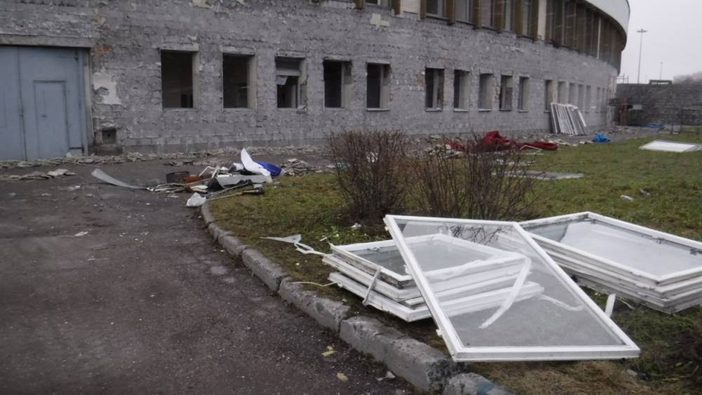 Жители Петербурга пожаловались на опасную свалку возле СКК