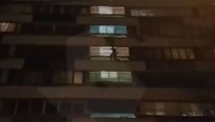 "Человек-паук" порезал двух человек и прополз 4 этажа, когда его попытались задержать