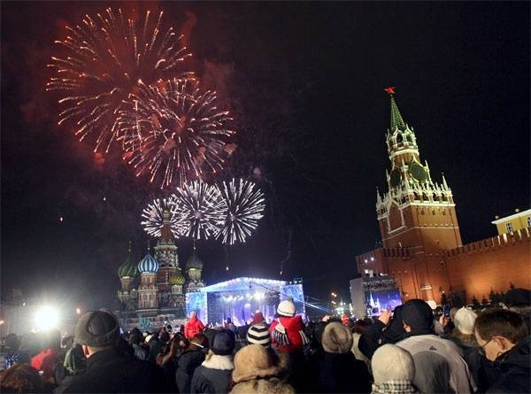 Песков оправдал высокие траты Москвы на Новый год