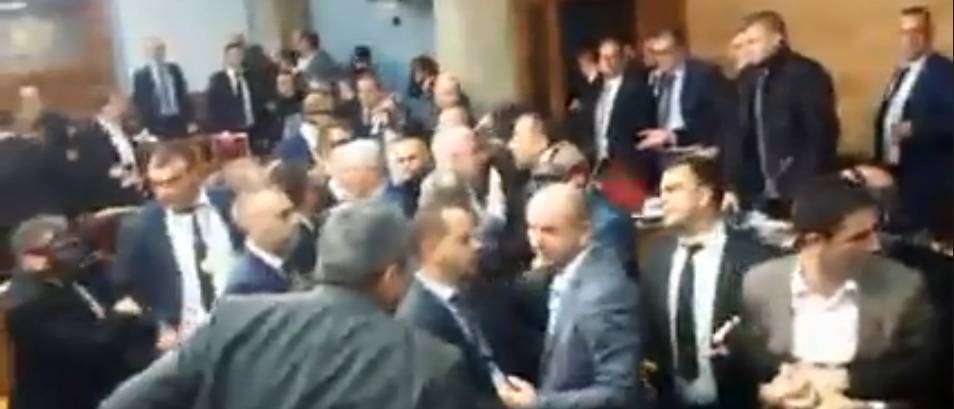 В парламенте Черногории драка. Священники вышли на баррикады