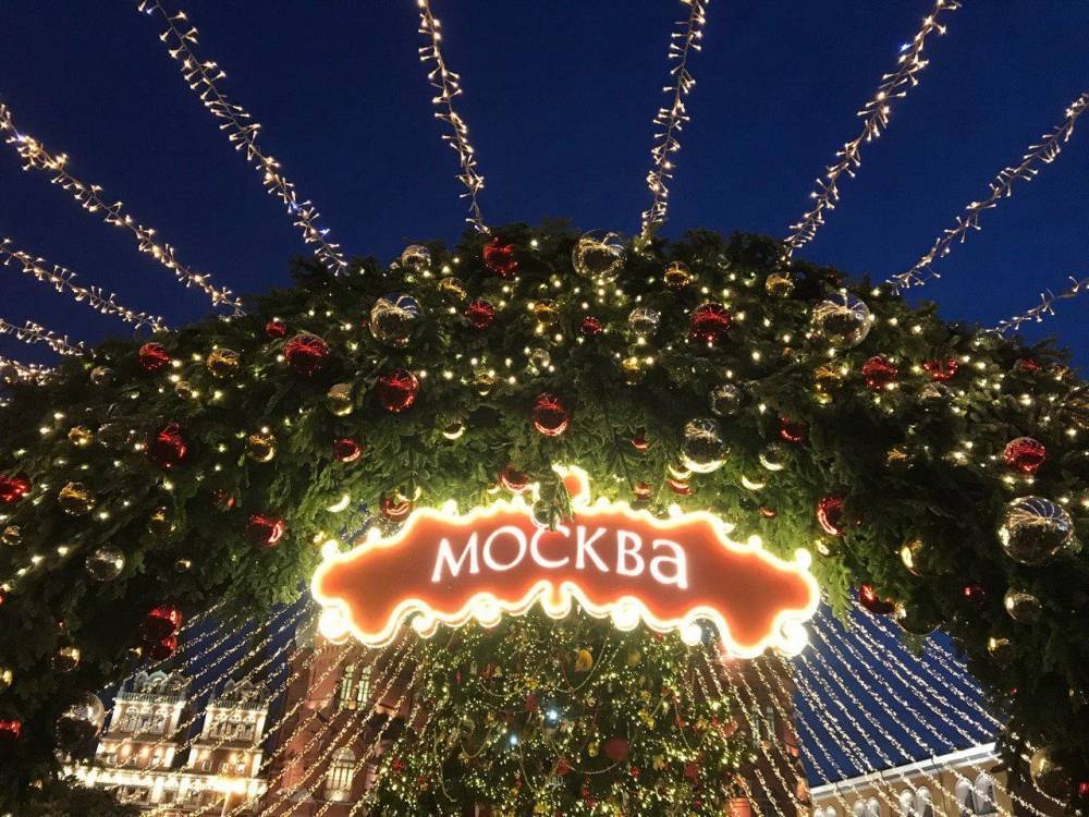 Песков прокомментировал траты Москвы на новогодние украшения