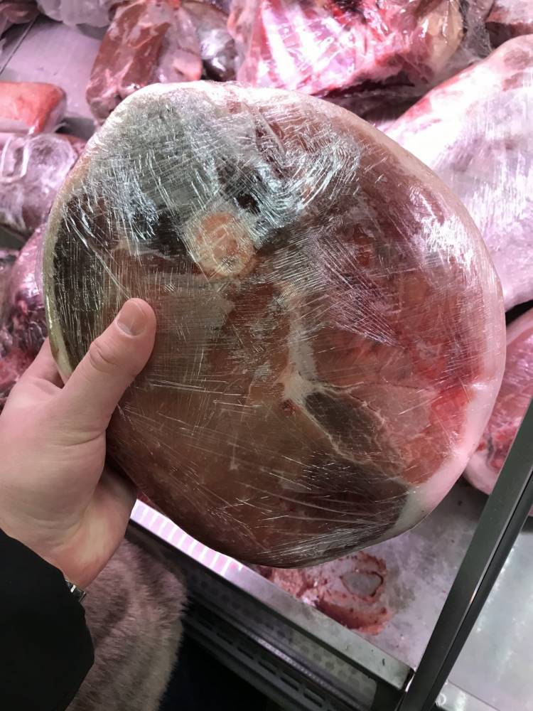 В магазине в Ленобласти изъяли и уничтожили более 1,5 центнеров небезопасного мяса