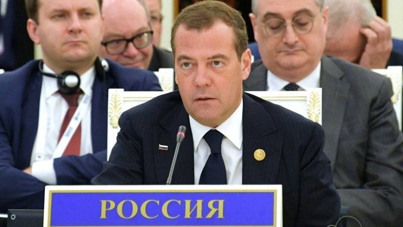 Медведев наградил сотрудников МЧС в День спасателя