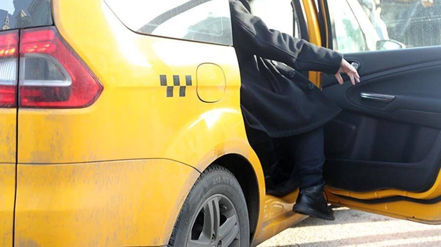 Российский таксист принял роды у беременной пассажирки прямо в машине