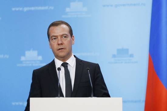 Медведев вручил госнаграды сотрудникам МЧС