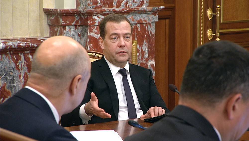 Медведев поздравил сотрудников МЧС с Днём спасателя