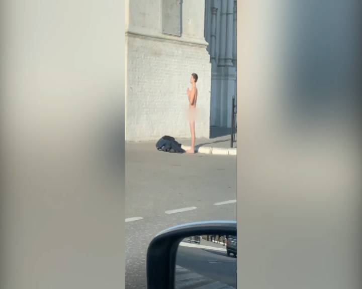 Очевидец снял на видео голого мужчину у астраханского кремля