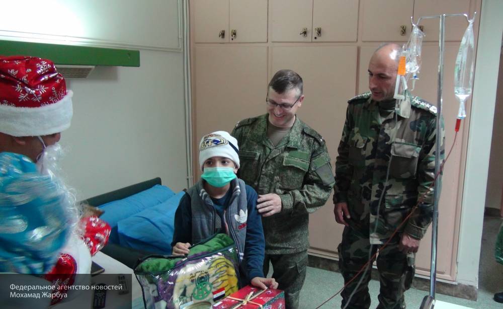 Российские военные поздравили детей с наступающим Новым годом в госпитале в Сирии