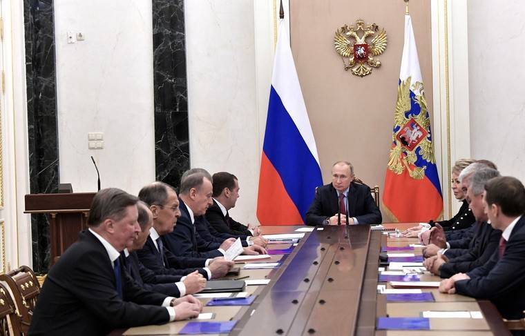 Путин обсудил с Совбезом работу ведомств в новогодние праздники