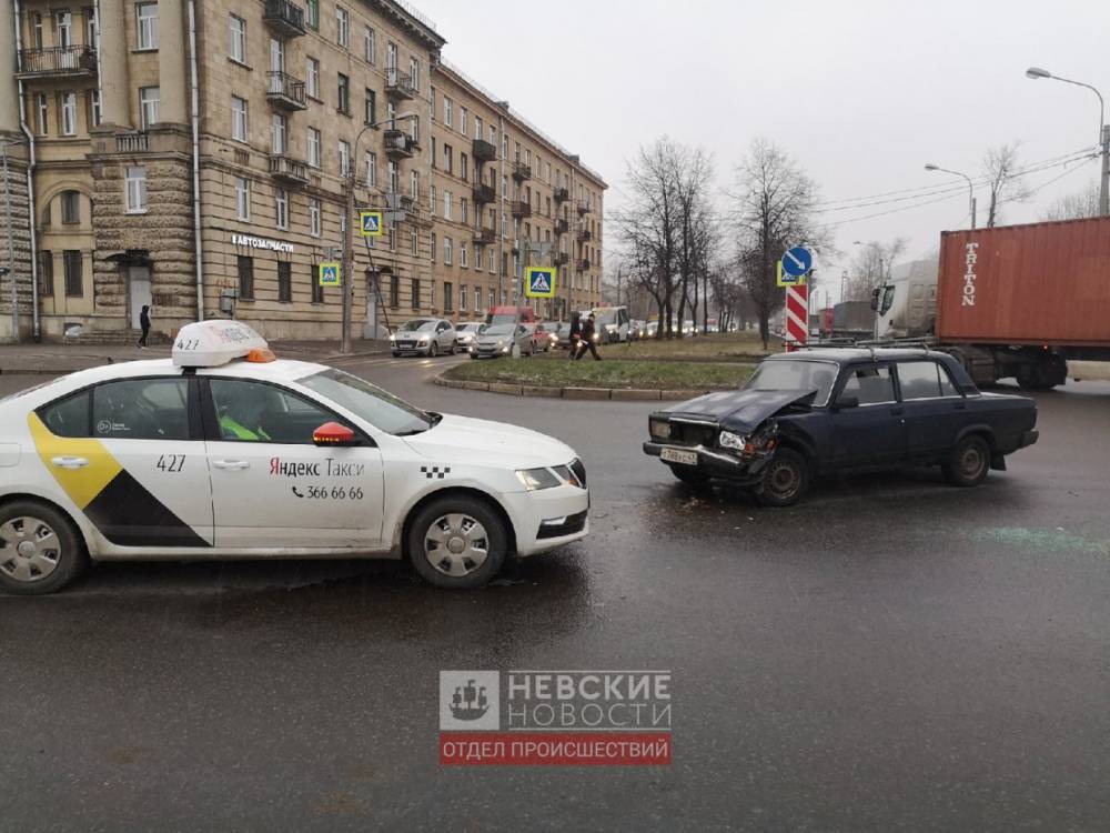 ВАЗ и «Яндекс.Такси» не смогли разъехаться на Октябрьской набережной