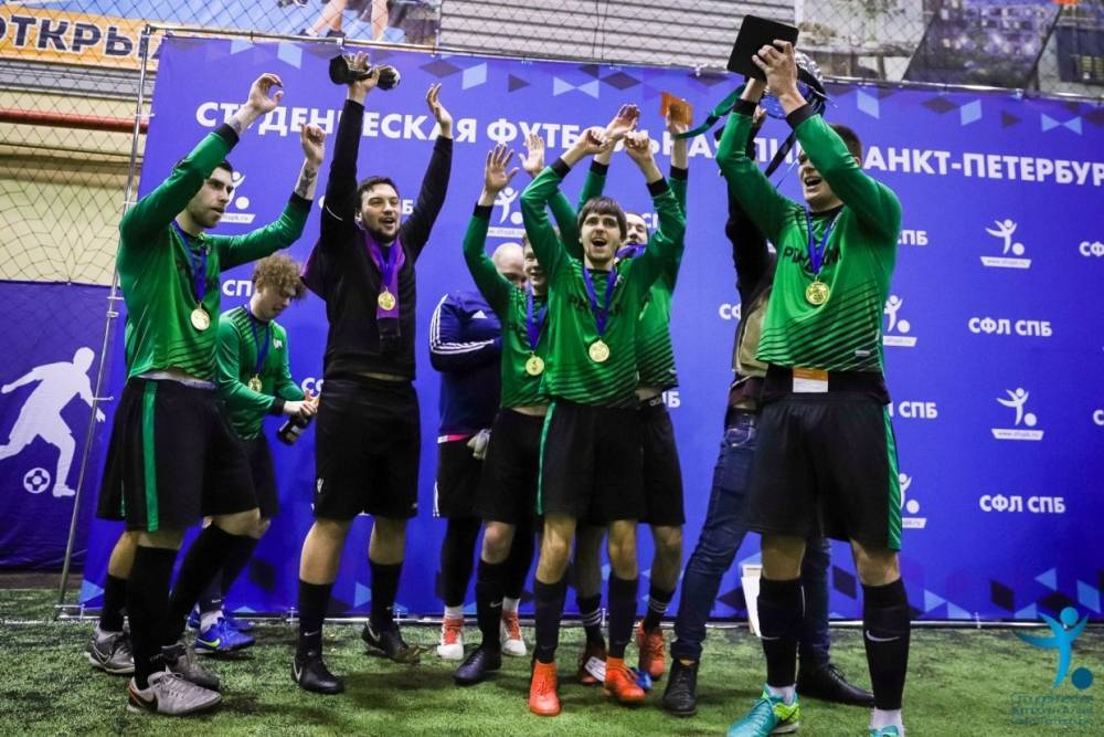 Команда Лесгафта завоевала кубок крупнейших студенческих соревнований по мини-футболу