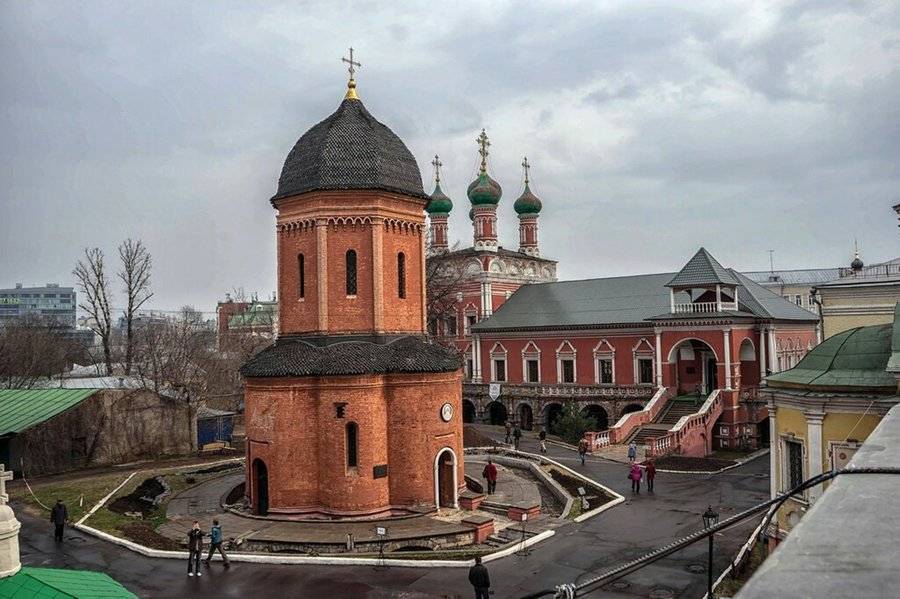 Мужчина с ножом ворвался в монастырь в центре Москвы