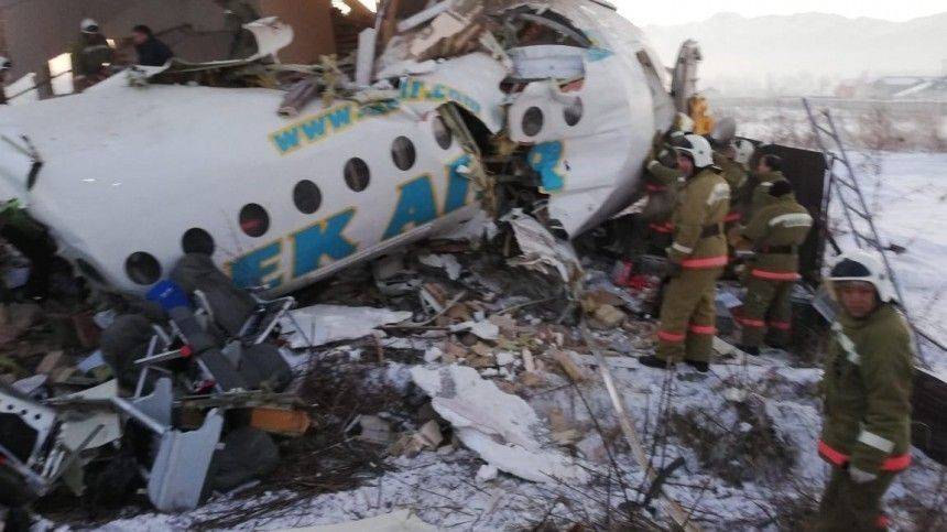 Видео спасения младенца с места крушения самолета Fokker 100 в Казахстане
