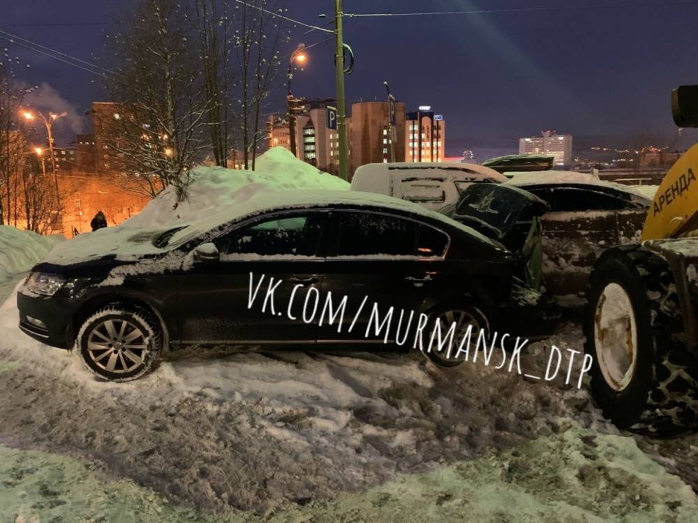 В Мурманске снегоуборочный грейдер протаранил припаркованную иномарку