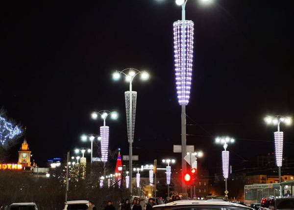 Офонарели по-новогоднему: в Екатеринбурге к праздникам открыли иллюминацию с "говорящими" столбами