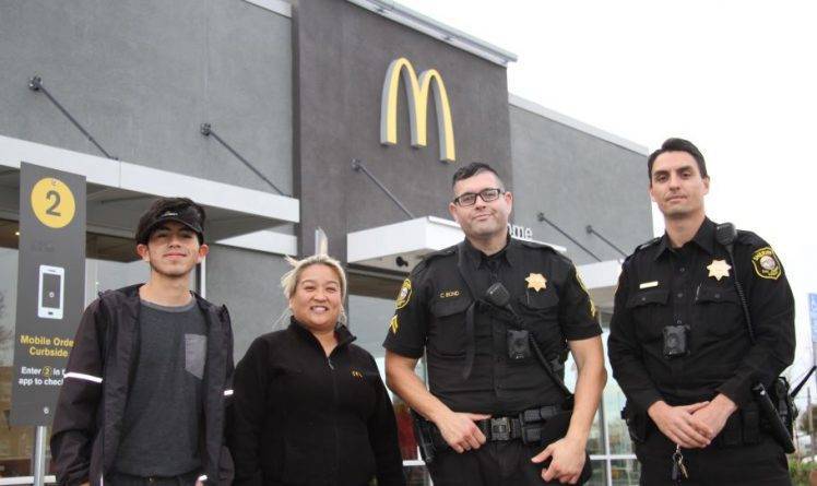 Работники McDonald's спасли женщину, которая прошептала "помогите" в окошко мак-драйв