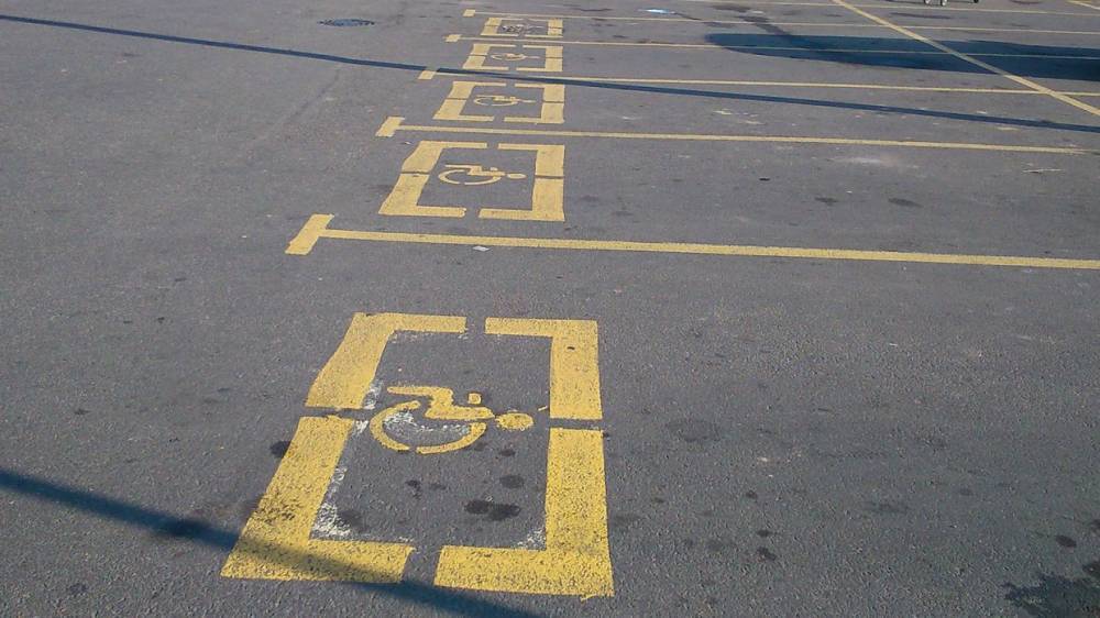 На парковке возле ИФНС в Боровичах появились места для инвалидов
